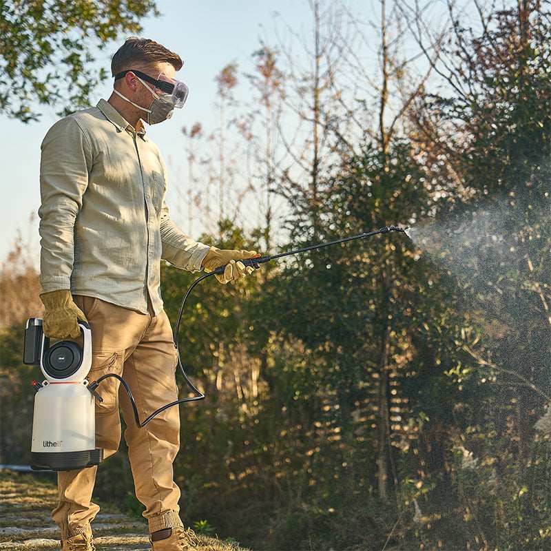 Akku Gartensprüher mit intelligenter, selbstansaugender Pumpe für müheloses Sprühen auf Knopfdruck